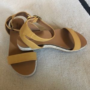 Cityclassified low-heel sandal excellent condition